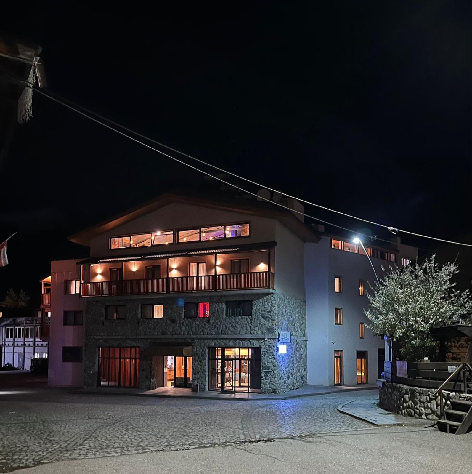 Hotel Posta Mestia Esterno foto